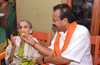 Union Minister Sadananda Gowda visits hometown, seeks blessings from mother